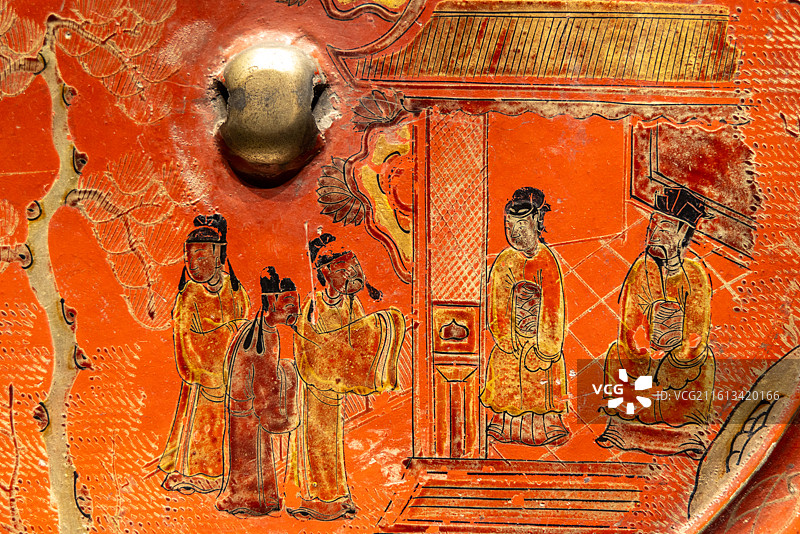 张掖大佛寺内万圣殿（佛教艺术陈列厅）文物 明 漆绘描金人物铜镜 1966年卧佛腹内发现图片素材