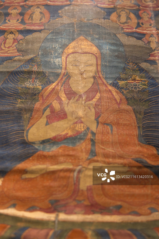 张掖大佛寺内万圣殿（佛教艺术陈列厅）文物 清 宗喀巴佛像唐卡 大佛寺遗藏图片素材