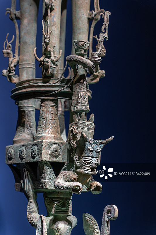 四川成都广安德阳三星堆博物馆藏商代青铜器神坛人像局部神秘文化上古文明展览特写图片素材