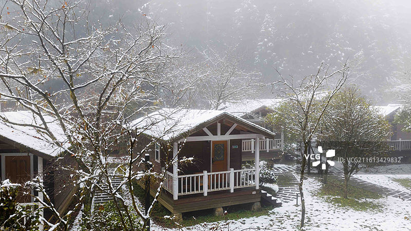 湖北恩施坪坝营国家森林公园雪中的森林小木屋图片素材