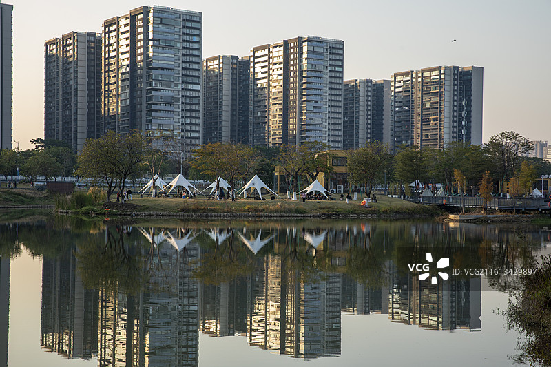 秋天里的佛山半月岛公园图片素材