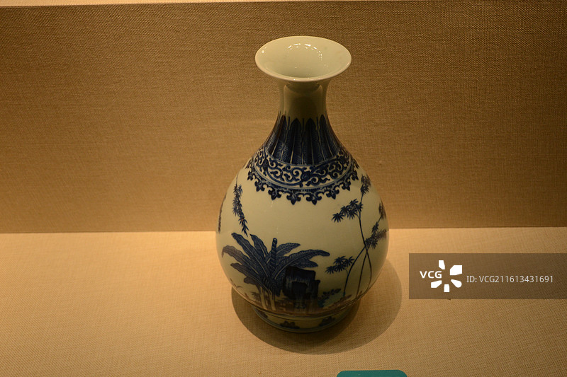 镇江博物馆清朝青花芭蕉纹玉壶春瓷瓶图片素材