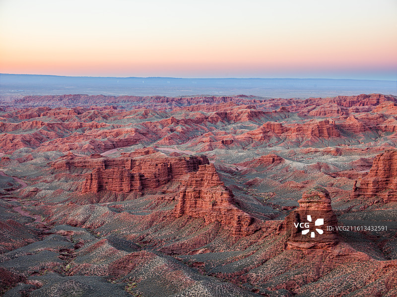 甘肃张掖市甘州区平山湖蒙古族乡平山大峡谷。画面中，独特的丹霞地貌尽显雄浑壮阔。图片素材