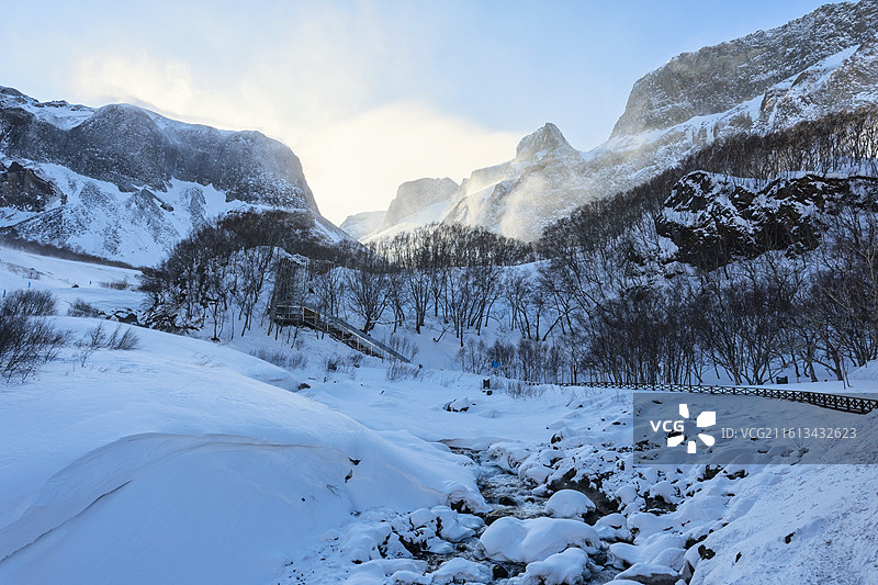 长白山溪流雪地图片素材