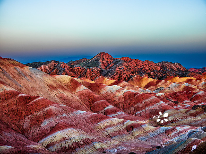 甘肃省张掖市甘州区平山湖蒙古族乡平山大峡谷。画面中，色彩斑斓的山峦层层叠叠。图片素材