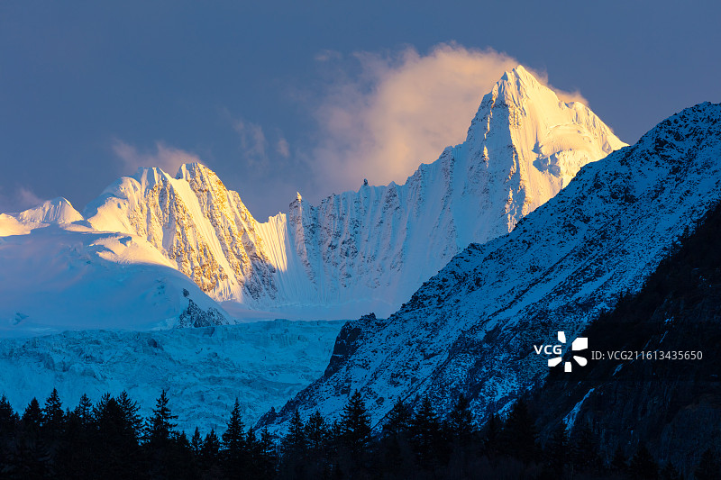 西藏那曲市嘉黎县的穷姆打支雪山和冰川图片素材