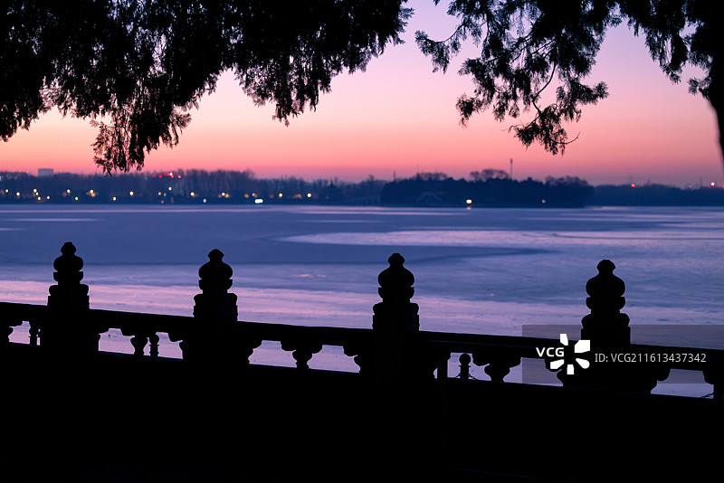 冬日里清晨的颐和园朝霞风光图片素材