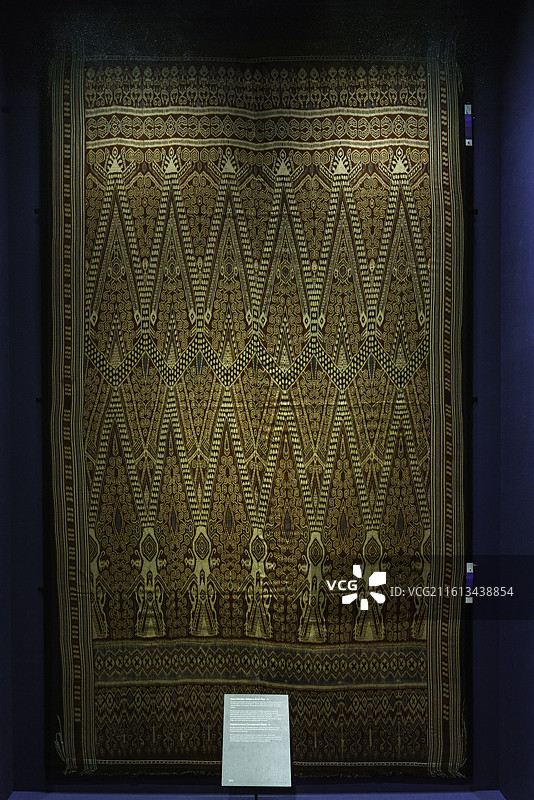 马来西亚古晋重要景点婆罗洲文化博物馆展览重要文物——伊班原住民的天然染织布图片素材