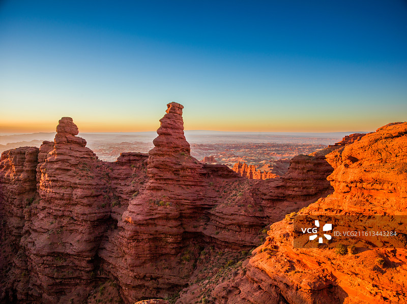 甘肃省张掖市甘州区平山湖蒙古族乡的平山大峡谷。画面中，红色的峡谷岩壁层理分明，如大地被镌刻的皱纹。图片素材