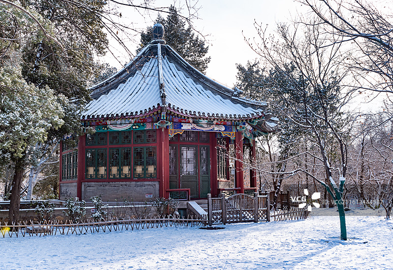 冬天雪后北京大学未名湖湖心岛鲁斯亭图片素材