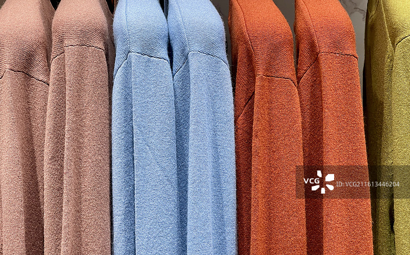 服装店悬挂的衣服图片素材