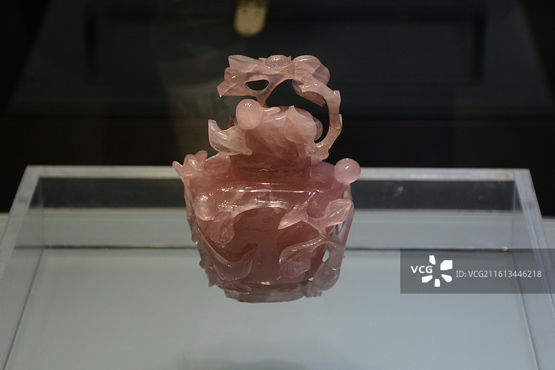 镇江博物馆清朝芙蓉石花鸟盖瓶图片素材