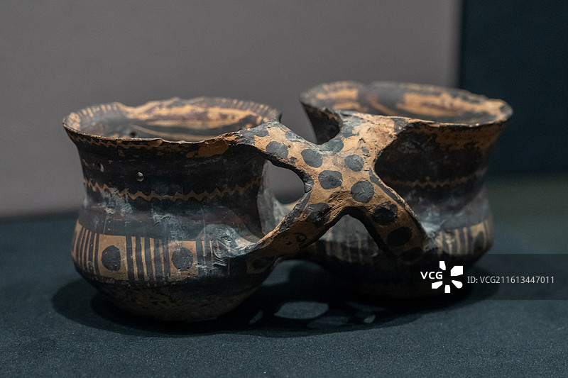 甘肃省博物馆藏，马厂类型竖道圆点纹双联彩陶罐图片素材