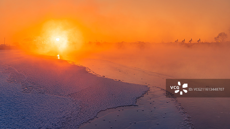 大庆油田冬季晨雾图片素材