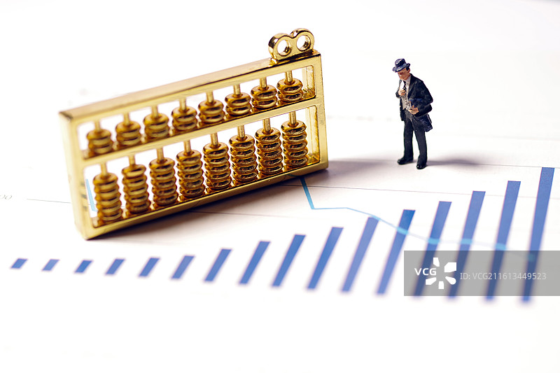 商务人士分析图上的数据分析图片素材