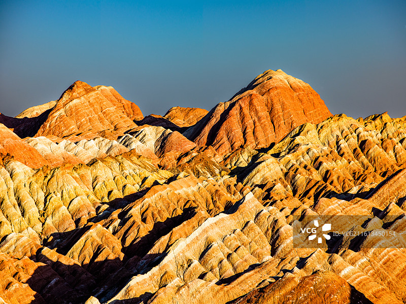 甘肃省张掖市甘州区平山湖蒙古族乡的平山大峡谷。画面中，峡谷山体呈现出丰富绚烂的色彩，红、黄、橙、绿等图片素材