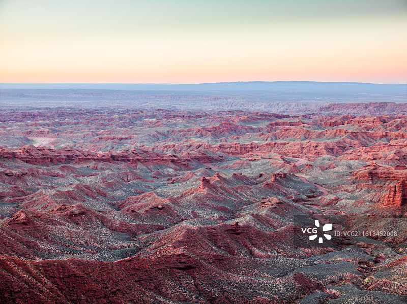 甘肃张掖市甘州区平山湖蒙古族乡平山大峡谷。画面中，独特的丹霞地貌尽显雄浑壮阔。图片素材