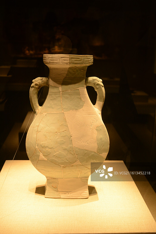 镇江博物馆元代景德镇窑缠枝牡丹纹双耳扁瓶图片素材