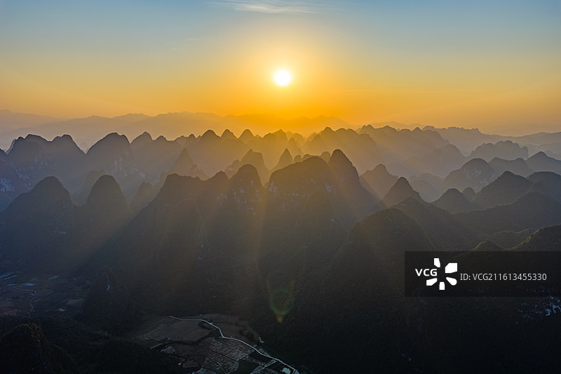 亚洲中国广西桂林荔浦喀斯特峰林晨曦景观图片素材