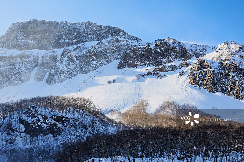 长白山斜阳雪山森林全景图片素材