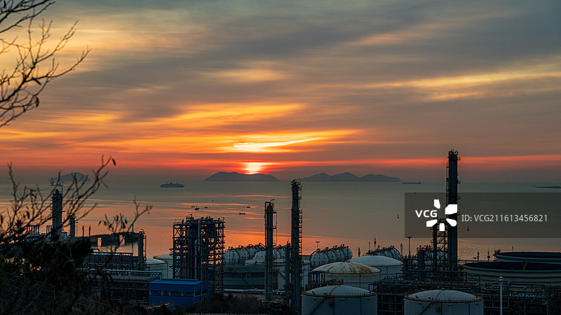 朝霞日出+中国石油大连石化风光图片素材