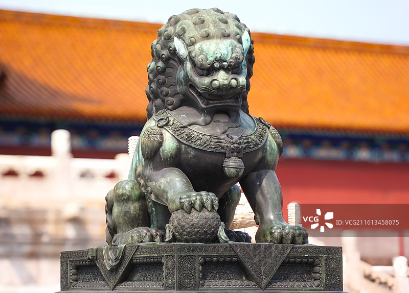 北京故宫太和殿门口铜雄狮图片素材