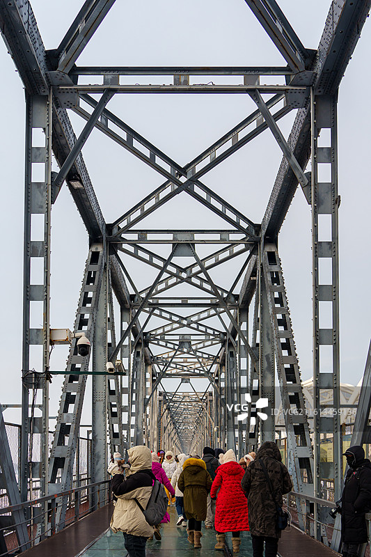 冬季时刻的东北黑龙江哈尔滨松花江铁路大桥老桥上成群的游客图片素材