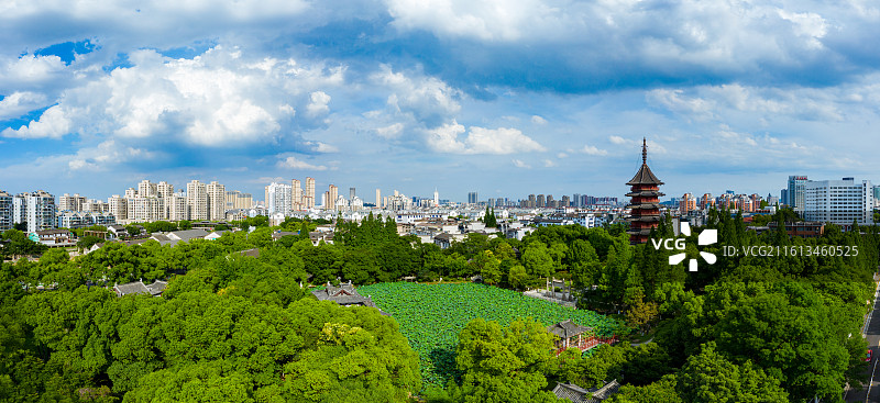 湖州飞英公园的飞英塔和韵海楼图片素材