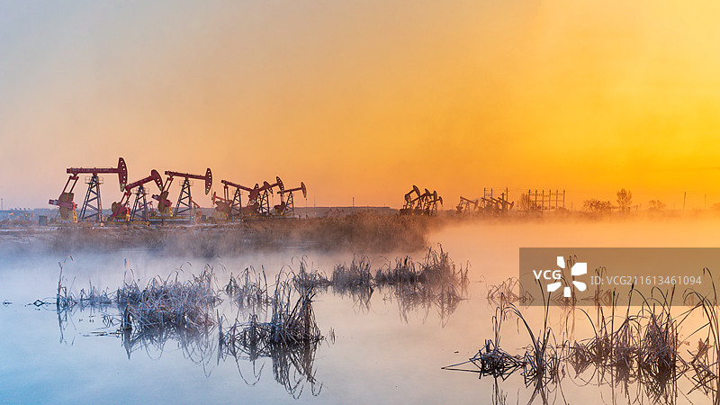 大庆油田冬季晨雾图片素材