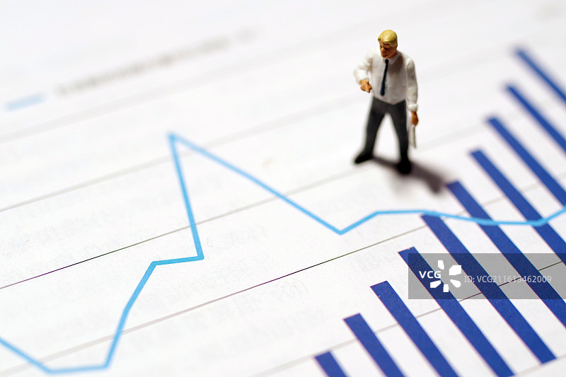 商务人士在金融股市数据分析图片素材