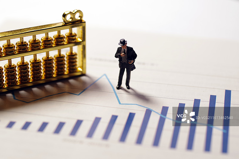 商务人士在金融股市数据分析图片素材