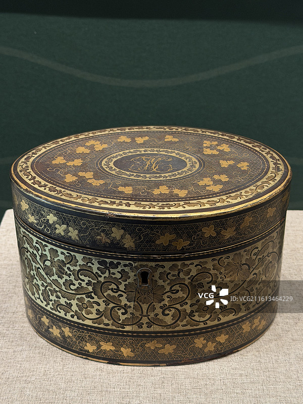 黑漆描金葡萄花卉徽章纹椭圆形锡胆茶叶盒，19世纪，东方印迹展，孙中山大元帅府纪念馆展览的文物图片素材