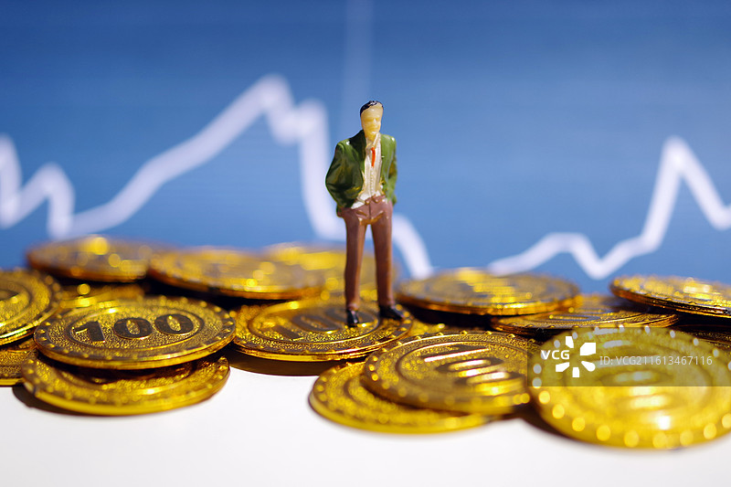 商务人士在金融股市数据分析图片素材