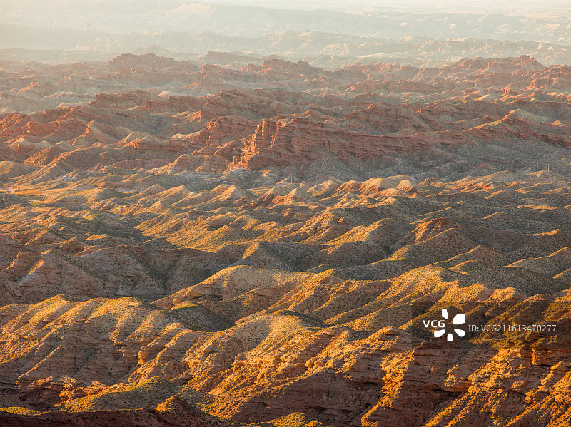 甘肃张掖市甘州区平山湖蒙古族乡平山大峡谷。画面中，独特的丹霞地貌尽显雄浑壮阔。图片素材
