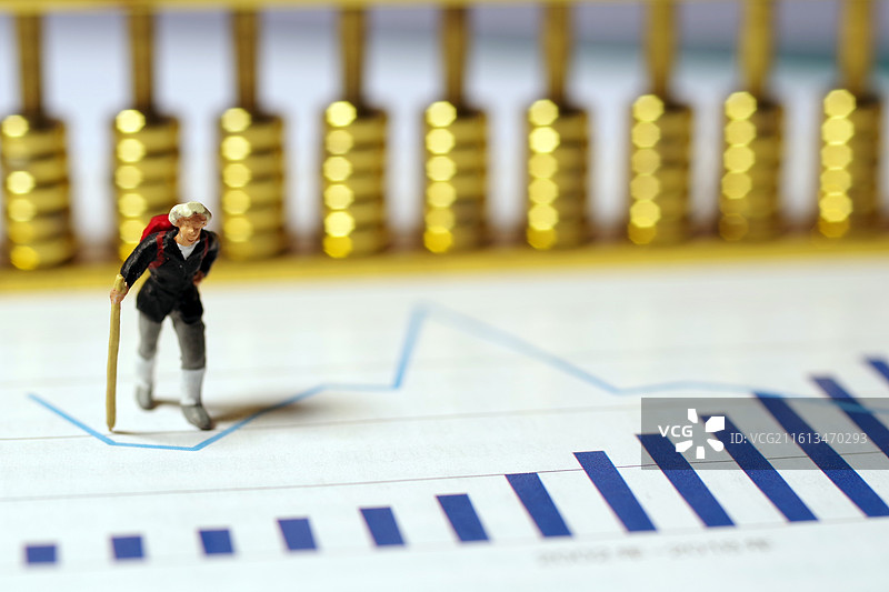 商务人士在金融股市数据分析图片素材