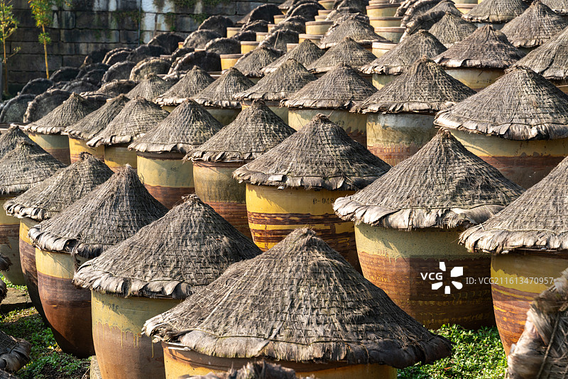 四川合江先市酱油晒露场排列整齐的酱缸图片素材