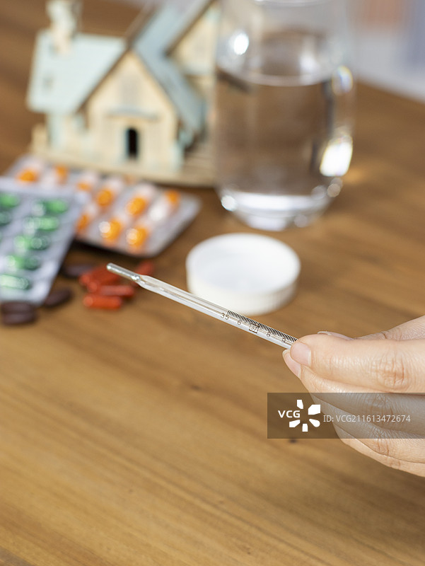 中国女性女士感冒发烧吃药图片素材