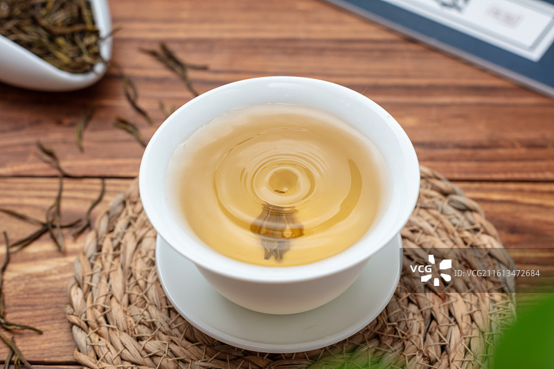 白瓷杯中的安吉白茶图片素材