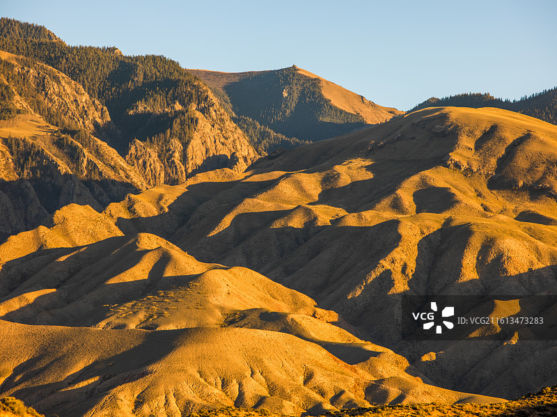 甘肃张掖市甘州区平山湖蒙古族乡平山大峡谷。画面中，独特的丹霞地貌尽显雄浑壮阔。图片素材