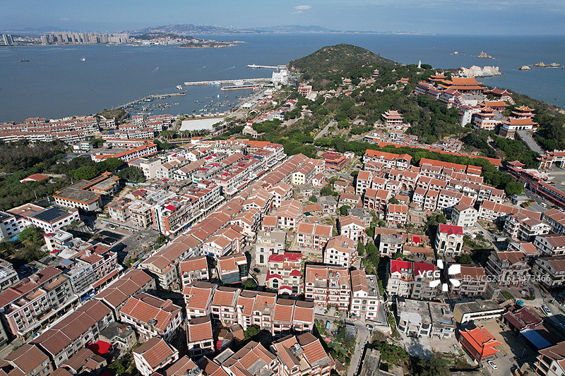 蓝天下的莆田湄洲岛图片素材