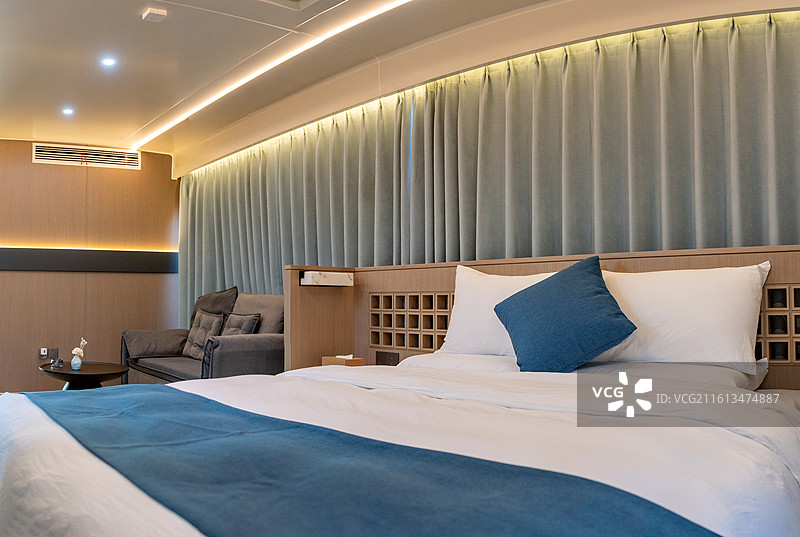 江西抚州金溪县游垫村微宿太空仓室内装饰庭院环境，特色民宿，房车，宾馆，微型酒店床铺茶具。图片素材