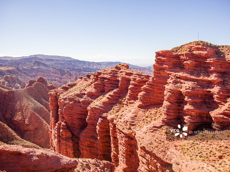 甘肃省张掖市甘州区平山湖蒙古族乡的平山大峡谷。画面中，红色的峡谷岩壁层理分明，如大地被镌刻的皱纹。图片素材