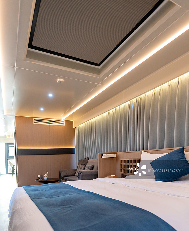 江西抚州金溪县游垫村微宿太空仓室内装饰庭院环境，特色民宿，房车，宾馆，微型酒店床铺茶具。图片素材