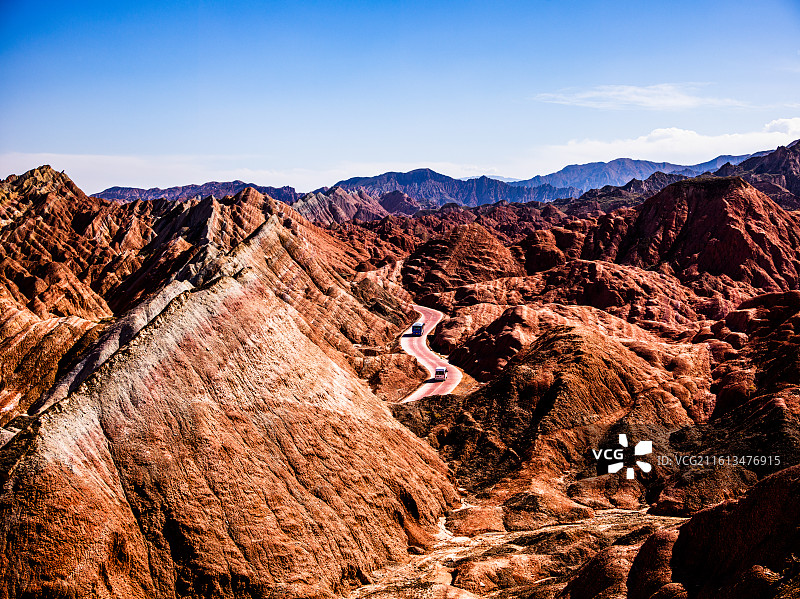 甘肃省张掖市甘州区平山湖蒙古族乡的平山大峡谷。画面中，峡谷山体呈现出丰富绚烂的色彩，红、黄、橙、绿等图片素材
