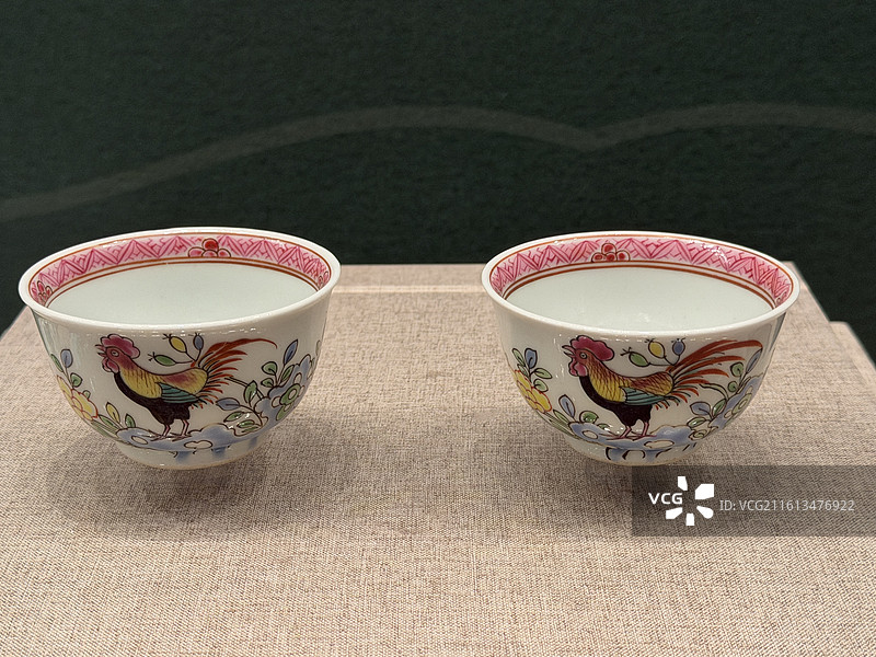 广彩花卉公鸡纹茶杯，清代，东方印迹展，孙中山大元帅府纪念馆展览的文物图片素材