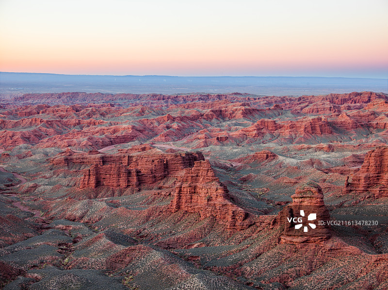 甘肃张掖市甘州区平山湖蒙古族乡平山大峡谷。画面中，独特的丹霞地貌尽显雄浑壮阔。图片素材