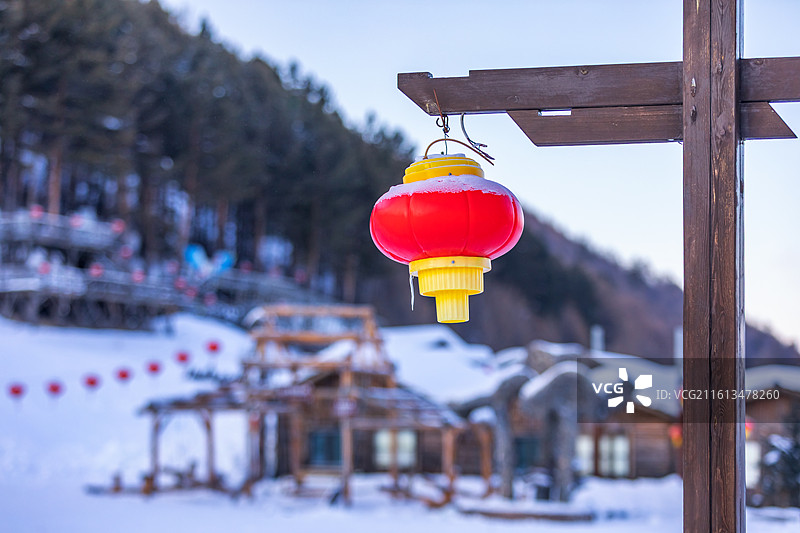 冬季阿尔山雪村里的悬挂的红灯笼，雪乡，雪景，新年，春节，过年，2026年，马年图片素材