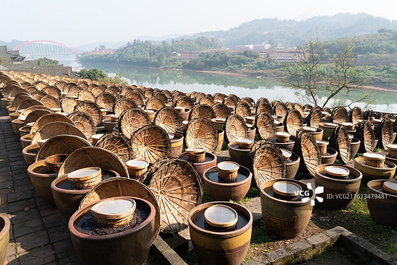 四川合江先市酱油晒露场排列整齐的酱缸图片素材