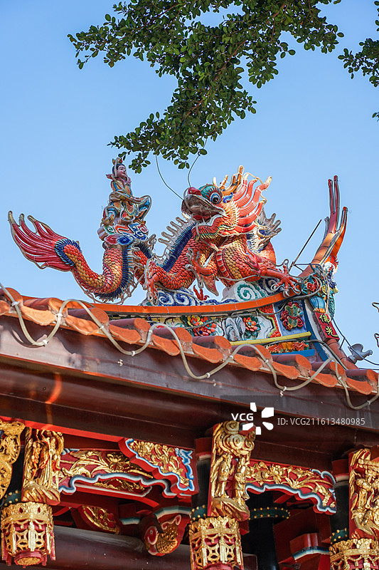 泉州，中式庙宇屋脊龙雕装饰图片素材