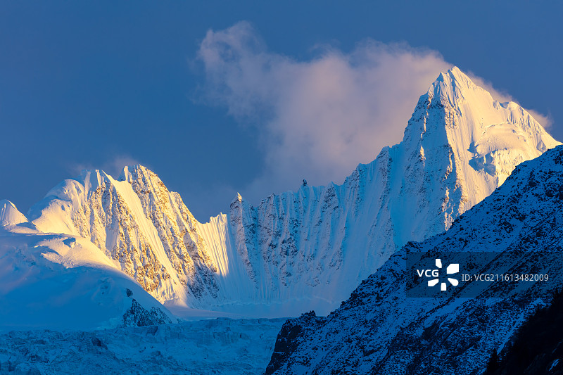 西藏那曲市嘉黎县的穷姆打支雪山和冰川图片素材